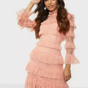 Slutsåld By Malina klänning i rosa/aprikos färg 🩷I perfekt skick, endast prövad! Frakt ingår (köpt för 2800kr)