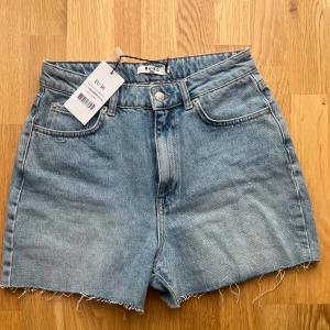 Jeansshorts  - Oanvända jeansshorts från NA-KD. Lapp kvar 