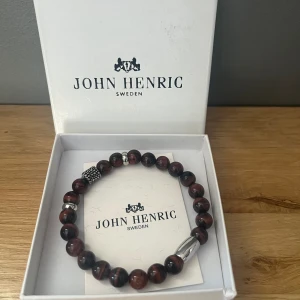 John Henric armband  - Ett John Henric armband i brun. Den är i nyskick och superfin.  Nypris är 299kr, därav säljer jag för 169kr. Hör av er om några funderingar. 😇
