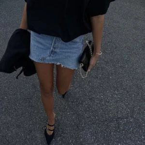 Blå jeanskjol GINA TRICOT - Jag säljer en jättesnygg ljusblå jeanskjol från Gina Tricot. Kjolen är i ett jättefint sick och sparsamt använd. Helt slutsåld på ginas hemsida och köpt för 2 år sedan💖🤩😇