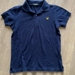 Blå Lyle Scott piké vintage  - Säljer denna riktigt snygga blåa vintage pikén, den är storlek S men passar också 164 skulle jag säga Hör av dig vid funderingar
