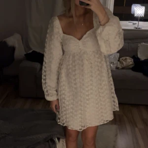 Sommarklänning - Superfin vit klänning från Nakd. Använd en gång, superfint skick. Storlek 34🩷