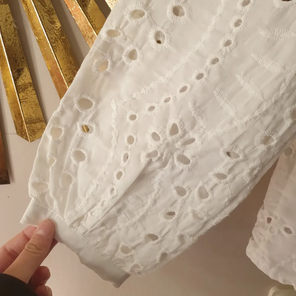 skjorta i broderie anglaise.  I nyskick då den aldtig har kommit till användning. . Skjortor.