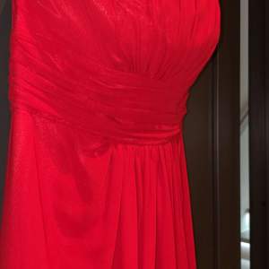 En veldig fin kjole som dessverre ikke er brukt. Jeg kjøpte den og fikk aldri en sjanse til å bruke den. Veldig fin, lett, komfortabel og lang kjole som jeg vil anbefale alle jenter & kvinner å ha. Den er rød & 38 nmr. 