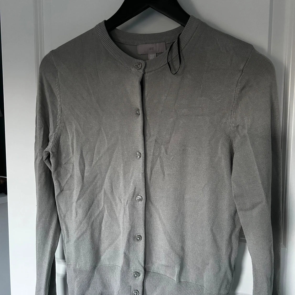 Stickad kofta med knappar