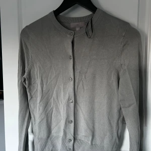 Stickad kofta med knappar - Helt ny kofta k storlek xs från hm, mint färgad