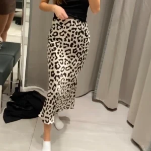Lång kjol - Lång leopardmönstrad kjol i siden från h&m. Är aldrig använd, sitter så fint på kroppen. Stl XS🤍
