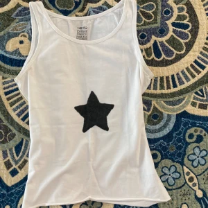 Linne med en stjärna  - Har ritat en stjärna på linnet själv med textilpennor, har ett hål bakpå så att man kan knyta den för att göra den tajtare