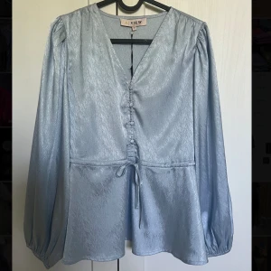 A-View blus - Säljer denna superfina blusen från A-View pga felköp. Blusen är helt ny, lappar kvar. Nypris är 899kr säljer för 500kr😊. 