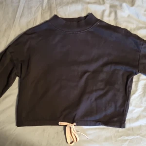 Svart tjocktröja - Säljer denna svarta tjocktröjan med röda snörning längst ner. Denär i storlek 146-152 från H&M barnavdelning. Inga hål eller fläckar. Kontakta vid frågor eller liknande🤗 Kan sänka priset vid snabb affär. 🫶