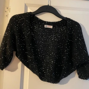glittrig bolero - jättesöt glittrig bolero!! från h&m barnavdelning 146/152 men passar xs🌟 fint skick!