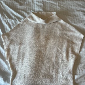 Topp med lös polokrage - Oanvänd med lapp kvar. Nypris: 499kr