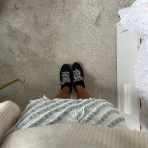 Skor!! - Sjukt snygga skor!! Dom har defekter därav priset❤️