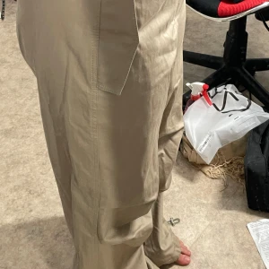 Beiga byxor  - Bara använda en gång, bra material, fint på kroppen.