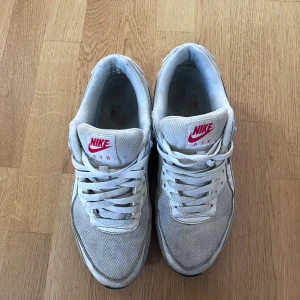 Nike air max 90 - Säljer mina gamla skor som är för små, strlk 42,5 men passar 43. Skick 6/10 lite slitningar och innan jag skickar iväg rengör jag de en extra gång. Box saknas.