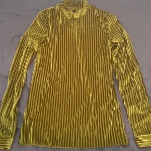 Olivgrön tröja  - Jag säljer denna tröja eftersom den inte kommer till användning, helt oanvänd så mycket bra skick! Den är i en väldigt fin och unik färg i ett annorlunda material (se tredje bild). Mycket bra skick!