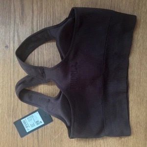 Ny Sporttop - Helt ny Sömnlös sport-bh med ribbad struktur. Konstruerad med minimalt antal sömmar för hög komfort och rörlighet. Material: 92% polyamid, 8% elastan 