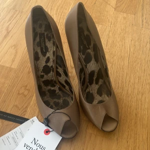 Högklackat  - Riktigt fina Dolce Gabbana 12cm högklackar i läder.innersulas bredd 8,5cm i  Leopard motiv. väldigt bra skick, med äkthet bevis från Vestiaire. 