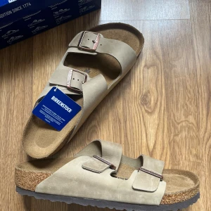 Birkenstock Arizona Habana st 43 - Helt nya Birkenstock som är för stora därav försäljning . Storlek 43 men jag rekommenderar att gå ned en storlek . Superfina sandfärgade i skinn . Nypris ca 1300sek. 