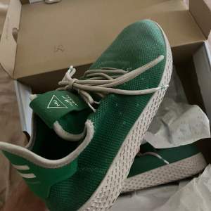 Jättecoola Pharrell Williams x Adidas kollab! Köpte dom i 2018 för 1400kr och dom är i bra skick bara lite använda! Super sköna och coola skor. 