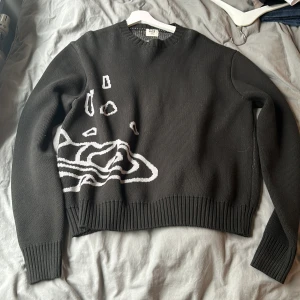 Broken planet knit - Använd 2-3 gånger i vintras och tror inte jag kommer använda den mer därav jag säljer den.