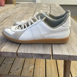 German army trainers - Snygga vita sneakers liknande den populära skon Maison Margiela Gats. Skon är i helt ok skick. Hör av er vid frågor.