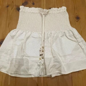 Kjol - Jättesöt kjol från zara med så fint mönster! Nyskick nästan helt oanvänd! Pris kan diskuteras💕