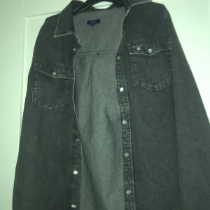 Overshirt gant   - Säljer denna overshirt helt oanvänd skriv om ni har frågor 