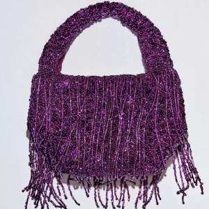 Säljer en lila paljettväska från Zara💜 Väskan är sparsamt använd och har inga defekter eller slitningar.