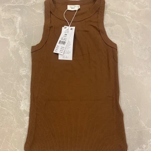 Helt ny ribbad linne  -  Helt ny ribbat linne från Gina Tricot Prislappen är kvar