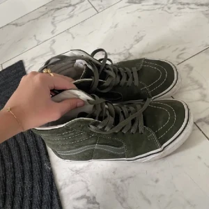 Vans  - Säljer dessa skitsnygga vans i äkta mocka storlek 37!🥰
