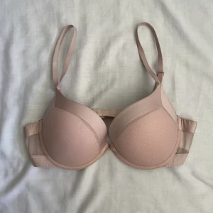 Push up H&M Bh 80B - Push up Bh i storlek 80B, väldigt bra skick med padding, från H&M, passar inte mig så säljer på Plick!