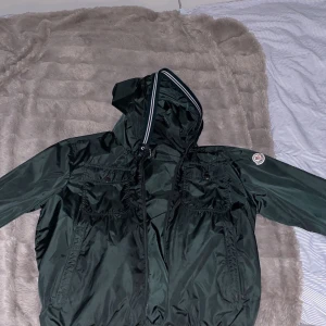 Moncler Windbreaker - Storlek S (size 1 moncler) 8,5/10 skick väl omhändertagen. Nypris runt 8tusen. Pm för fler bilder eller frågor. Finns i Göteborg.