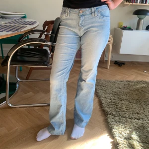 Lågmidjade jeans  - Jättefina lågmidjade bootcut jeans, som tyvärr inte kommer till användning. 💓 Kontakta vid eventuella frågor! 💞💞