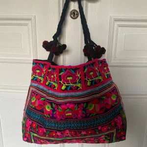 Handbroderad väska 40x45cm  - Helt ny väska. Jätte snyggt till stranden. 