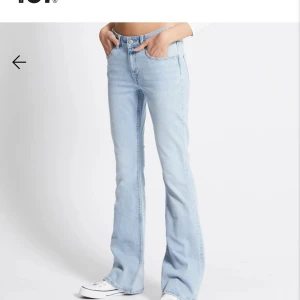 jeans - Säljer dessa supersnygga jeans ifrån lager då dom är lite små för mig, använts en gång! Köpta för 400kr