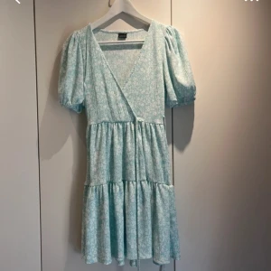 Somrig klänning  - Från Gina, storlek xs passar även S. Använd 1 gång 