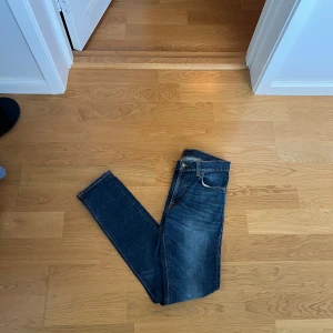 Nudie jeans  - Tjena! Säljer nu dessa fräscha nudie jeansen eftersom att de inte passar mig längre. Jeansen är i modellen lean dean och i toppenskick utan några defekter. Om ni har några frågor eller funderingar är det bara att skriva till mig!