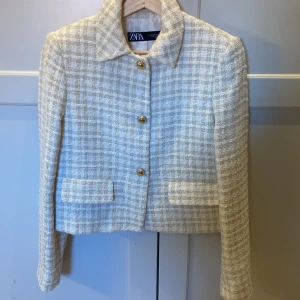 Zara kappa - Så fin beige kappa från ZARA!💗 Den har blivit för liten och därför säljer jag! Kontakta, tryck ej på ”KÖP NU” knappen!! Om du har några andra frågor är det bara att skriva till mig🫶