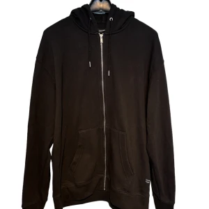 Jack&Jones zip hoodie svart - Zip hoodie från jack&Jones svart använd bara tre gånger 