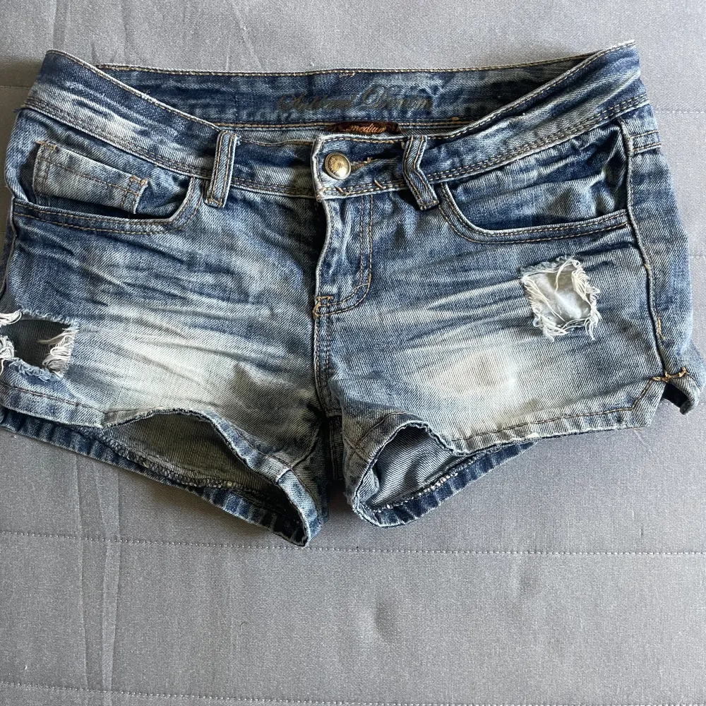As snygga jeans shorts perfekta till sommaren💕 inte säker på om jag vill sälja därav högt pris!💕. Shorts.