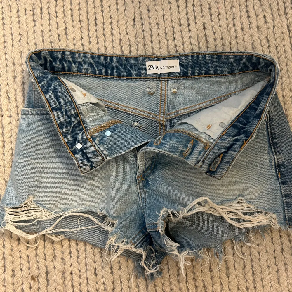 Ett par skit snygga jeans shorts från zara köpta förra sommaren i storlek 34 💕säljer pga försmå för mig nu 💕kontakta för fler frågor köparen står för frakten . Shorts.