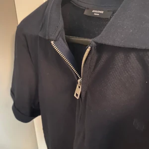 Halv Zip Piké - Jack & Jones - Säljer en riktig fett piké från Jack & Jones. Har aldrig använt. Nypris är 350 kr, mitt pris är endast 199 kr. 