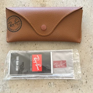 Rayban glasögonfodral - Det är äkta från synsam. Knappt använt haft det i ett år.
