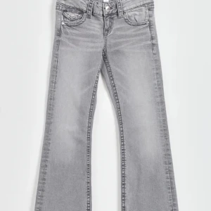 Jeans - Säljer pågrund av att dom inte kommer till användning, super snygga och bekväma🥰knappt använda nästan helt nya