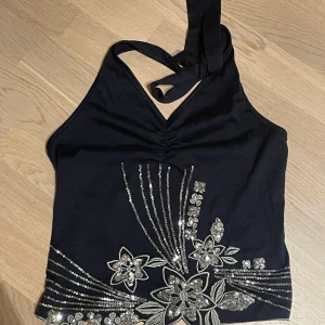 Blå halterneck topp - Jättesöta silverdetaljer, snyggt till alla tillfällen!