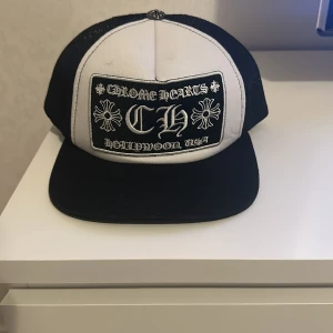 Chrome Hearts keps - Mycke bra skick, ren och inte smutsig. Vita färgen har inga fläckar etc. Som ny.