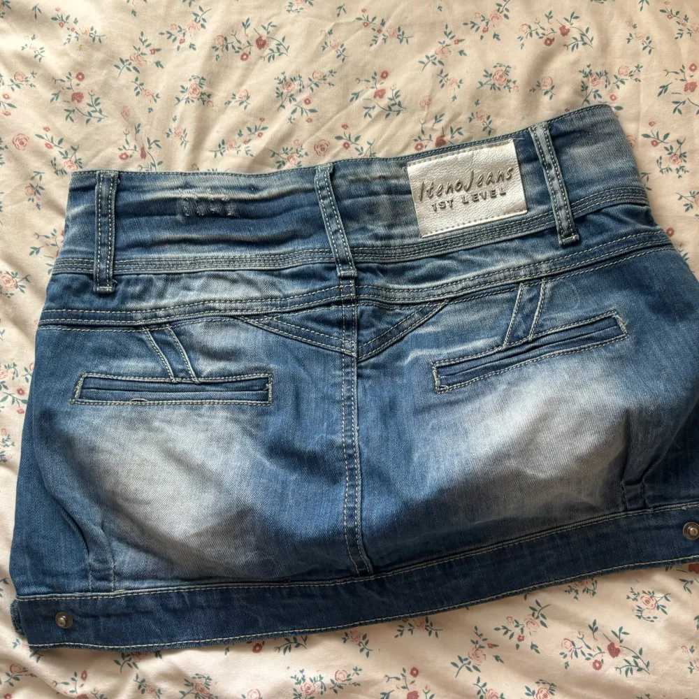 Skitsnygg kjol från märket iteno jeans. Använd Max två gånger och som ny! Säljer då den är lite stor på mig. Midjemått: 38cm Längd: 28cm. Skriv om ni har frågor! . Kjolar.