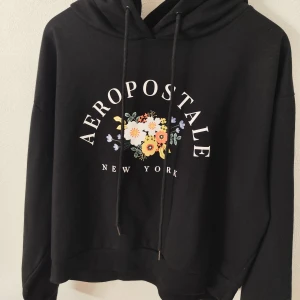 Hoodie med tryck - Knappast använd, alltså i toppen skick. Hör av er vid frågor💗