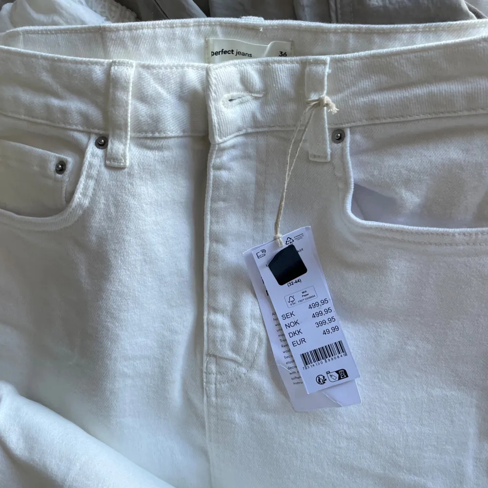 Vit jeanskjol ifrån Gina tricot, helt oanvänd med prislapp kvar. Nypris 499!!💓. Kjolar.